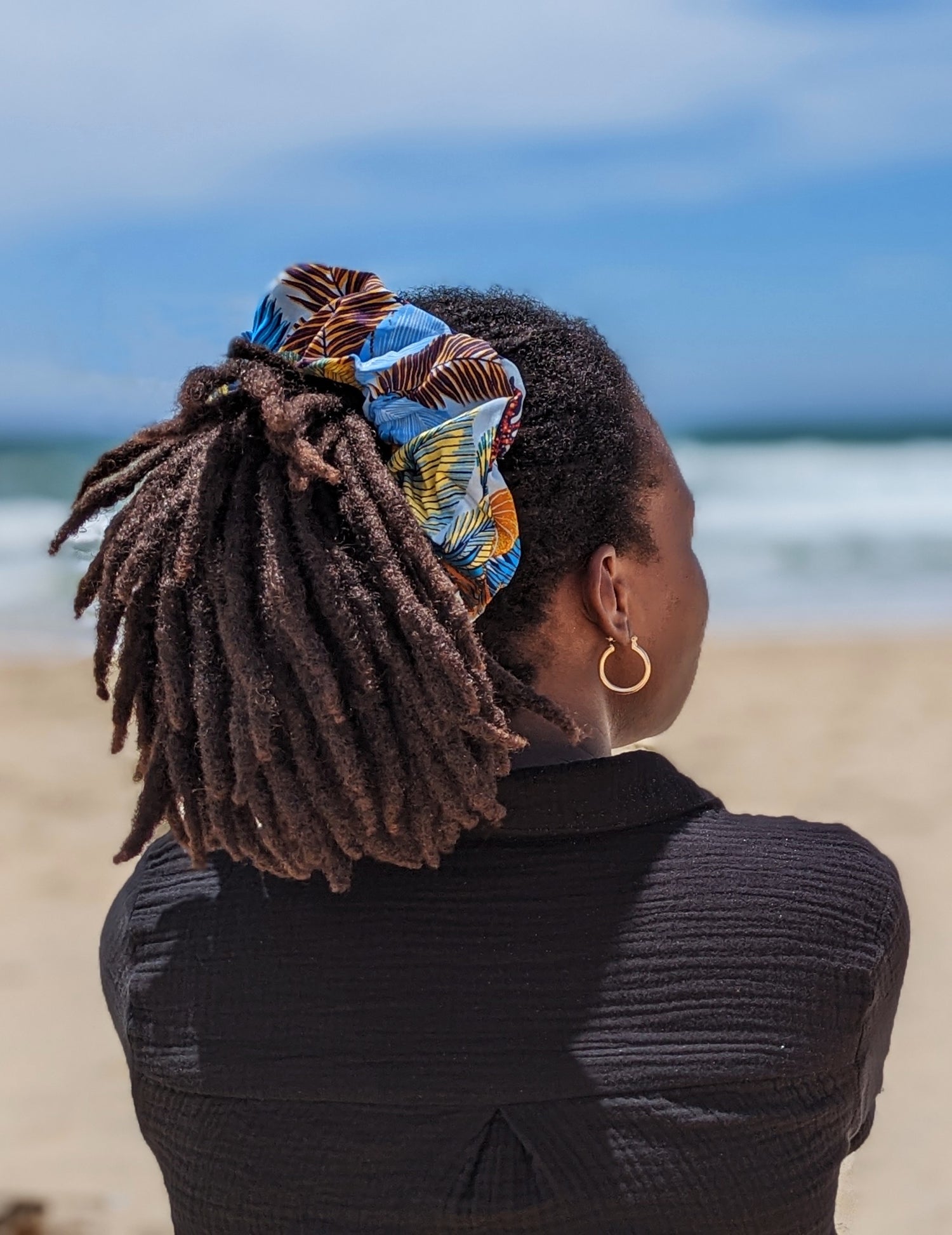 blue-scrunchie-yellow-palm-tree-pattern